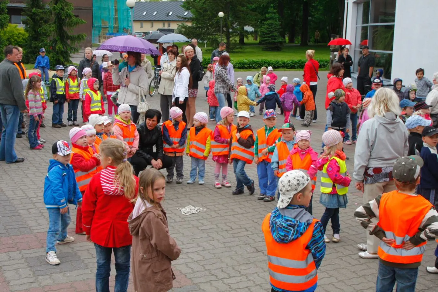 Kollektiivsele pöördumisele alla kirjutanud taotlevad perede toetamise korraldamist moel, mis ei looks laste vahel hüppelisi erinevusi.