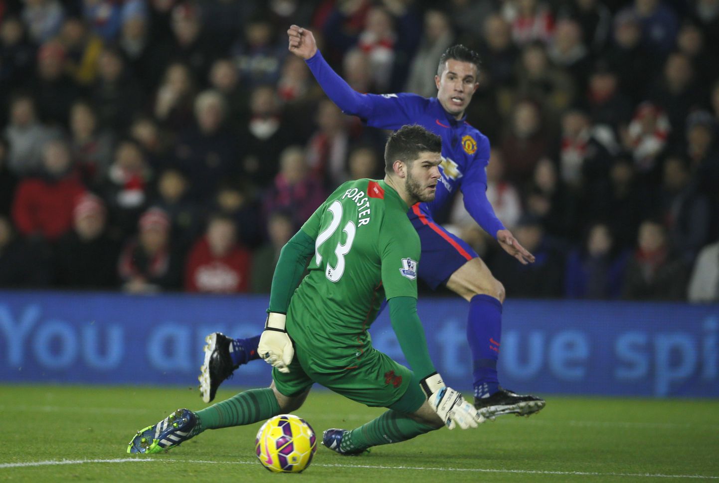 Manchester Unitedi ründaja Robin Van Persie vaatab, kuidas pall läbi Fraser Forster jalgevahe väravasse veereb