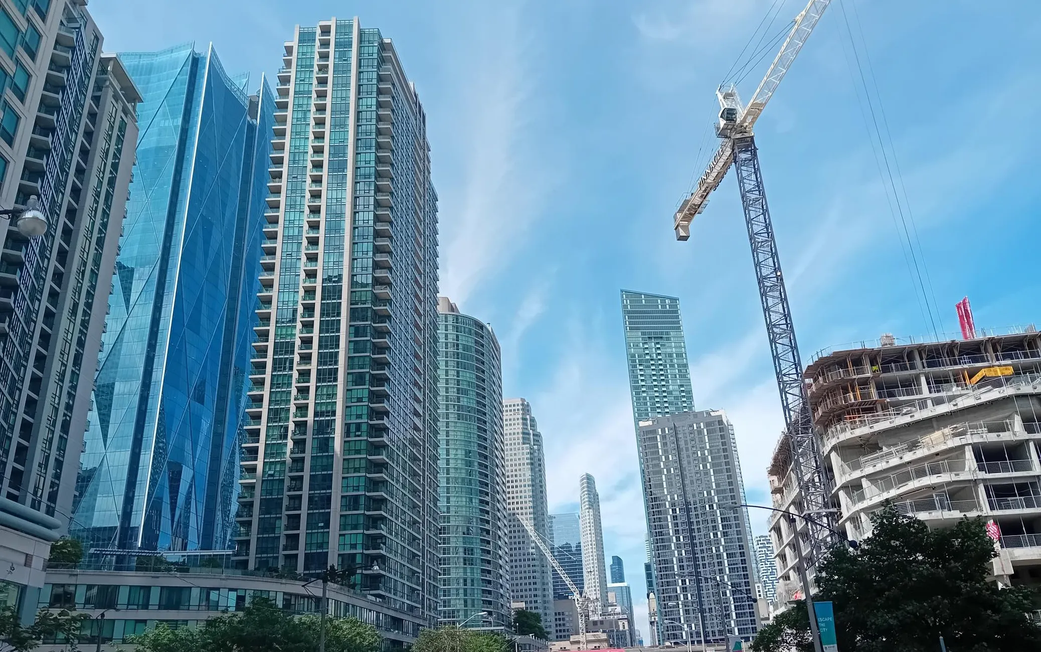 Toronto on pilvelõhkujate linna ja neid ehitatakse juurde, vanast agulilaadsest linnast ei jää varsti enam midagi järele.