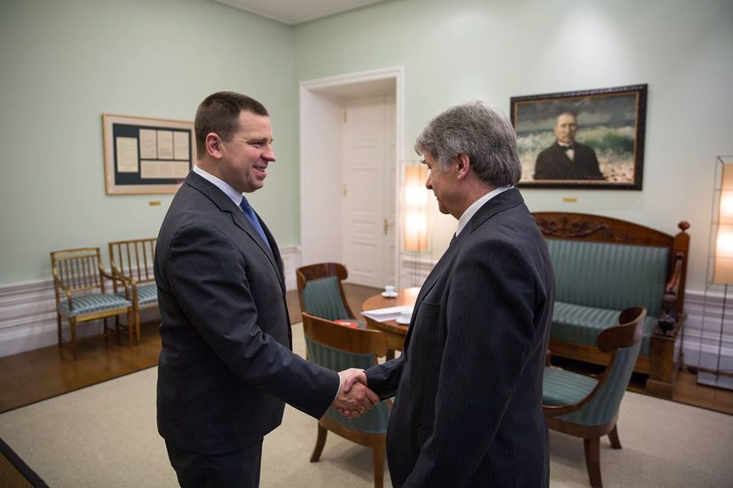 Премьер-министр Эстонии Юри Ратас и посол России в Эстонии Александр Петров.