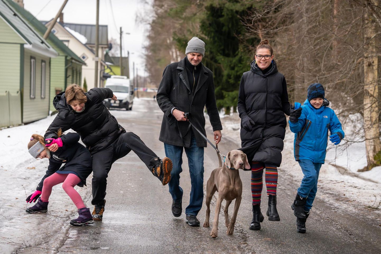 Sportlikku ja õues viibimist armastavat perekonda väike streigisegadus ei murra. Pildil vasakult Els Hedvig, Karl Mattias, Silver, koer Bowie, Silvia ja Otto Martin. 