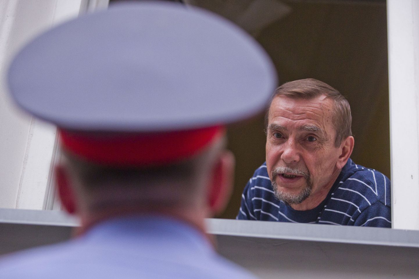 Ļevs Ponomarjovs sarunājas ar policistu. Ilustratīvs attēls
