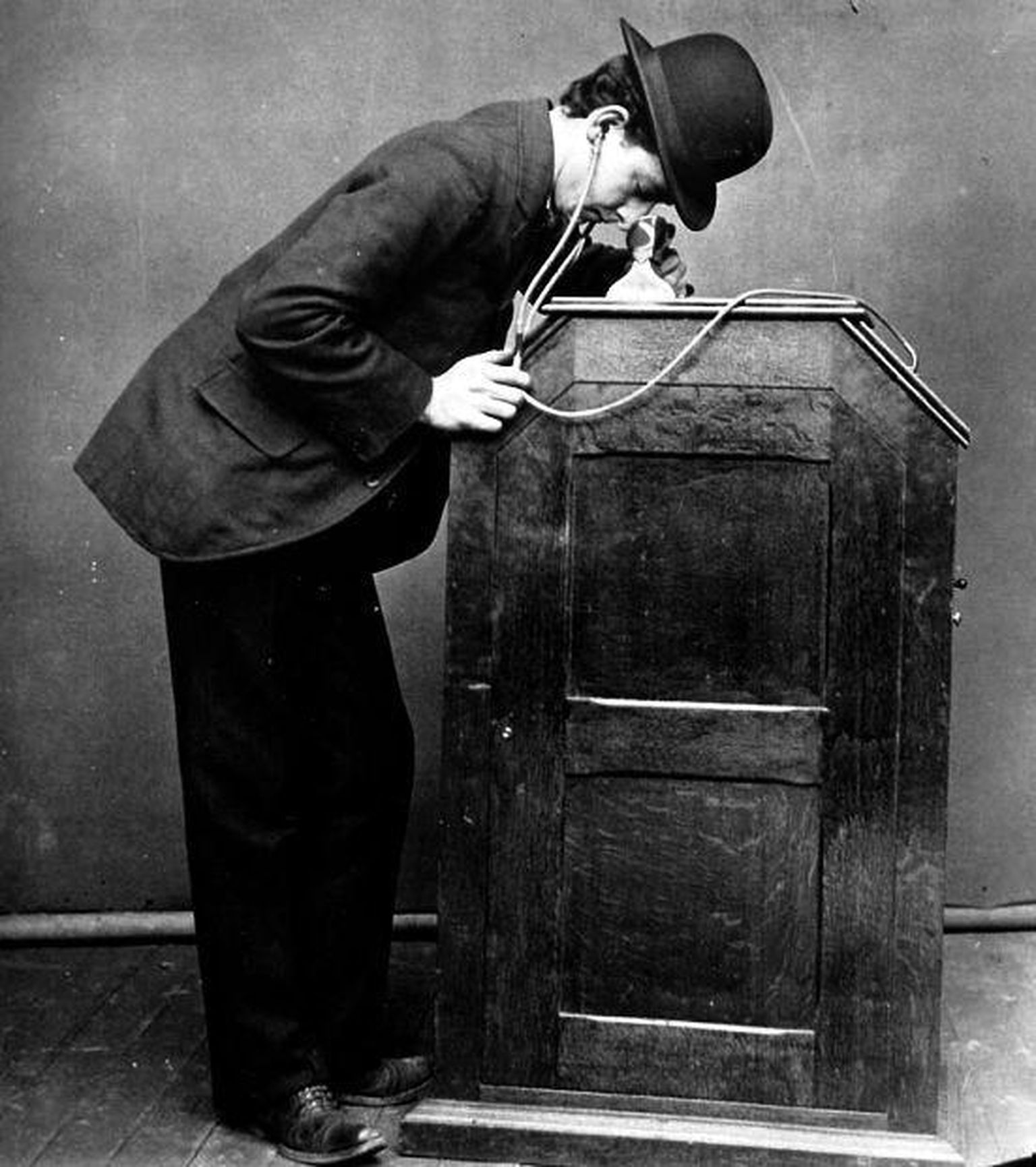 Edisoni masin töös, kus kõkvaklapid on ühendatud filmi vaatamisega. 1895.