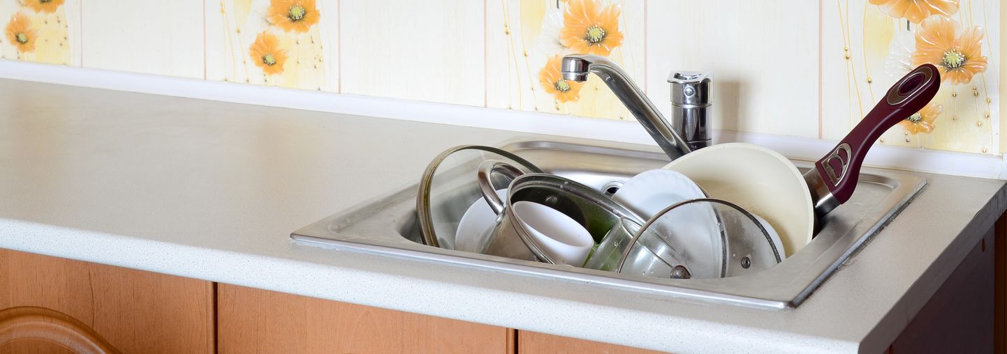 Не оставляйте грязную посуду в раковине. Иллюстративное фото