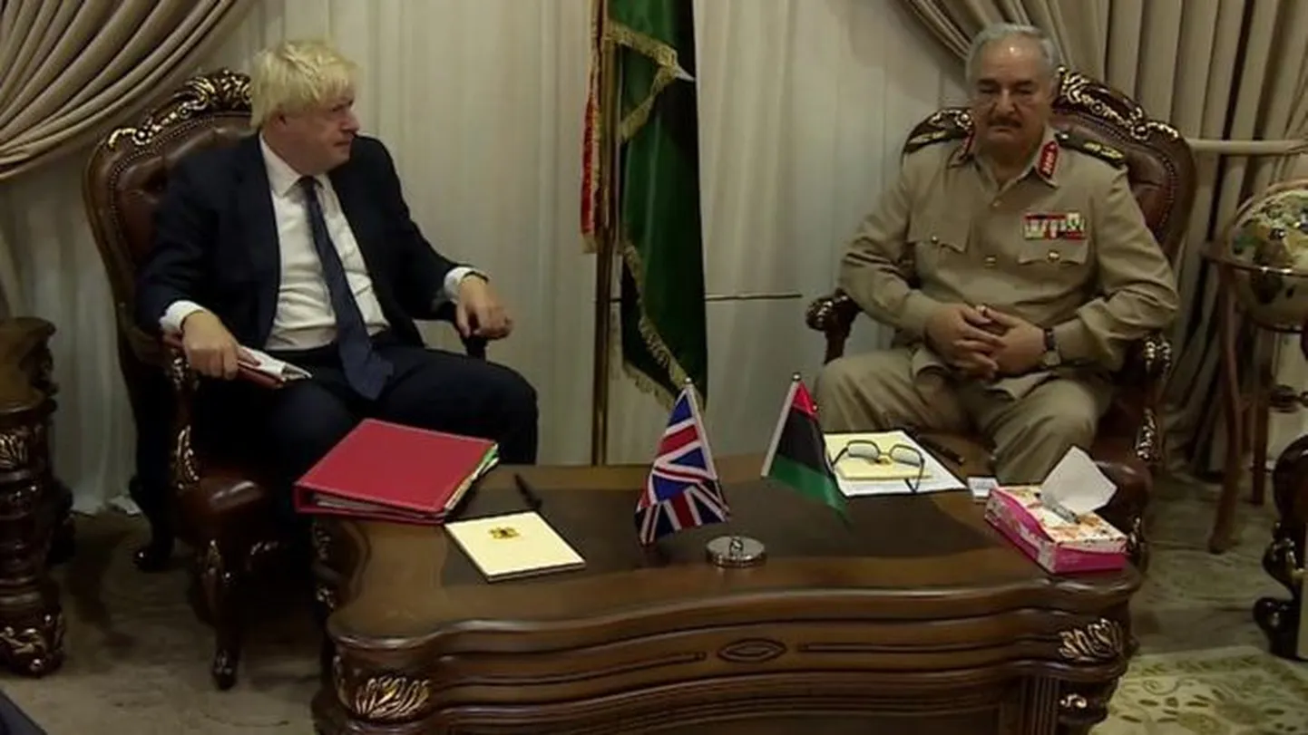 Suurbritannia välisminister Boris Johnson kohtumisel kindral Khalifa Haftariga.