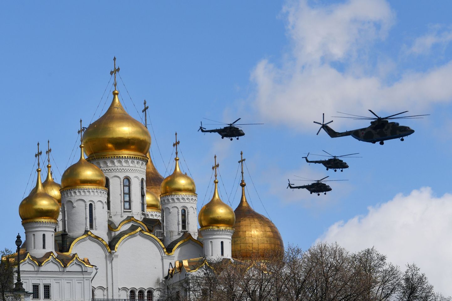 Helikopterid Kremli katedraali kohal.