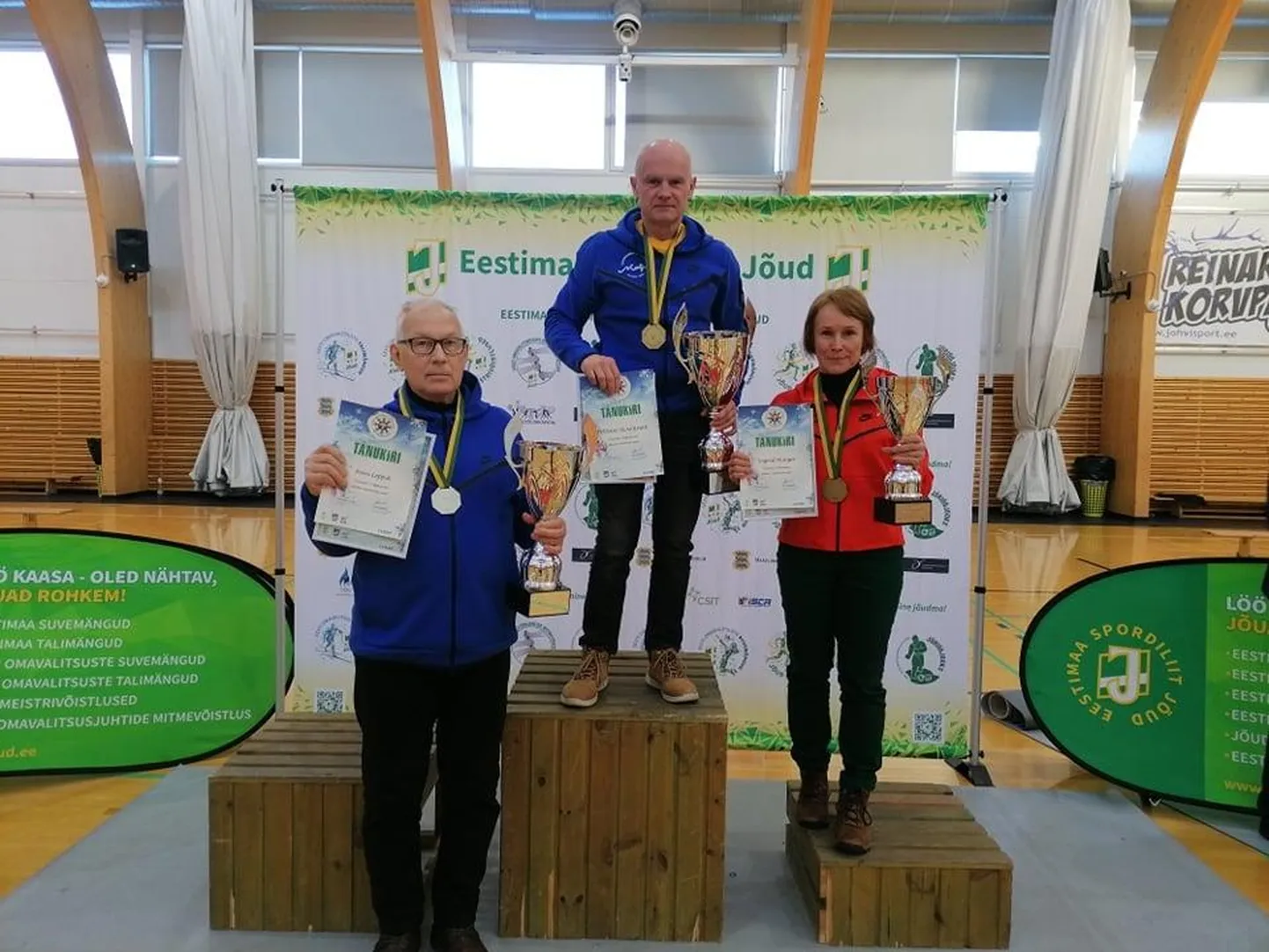 Teise koha karikat hoiab Valgamaa Spordiliidu juht Rein Leppik ja kolmanda koha autasu Põlvamaa Spordiliidu peasekretär Ingrid Muuga.