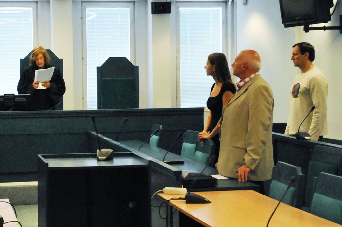Aleksei Dressen (paremal) teisipäeval Harju maakohtus süüdimõistvat kohtuotsust kuulamas.