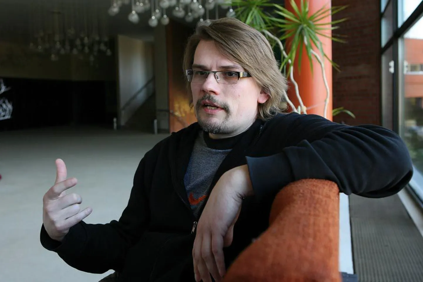 Andres Noormets lavastab nostalgiast tulvil Ugalas, valutades südant moraalse ja keskkonnareostuse pärast.