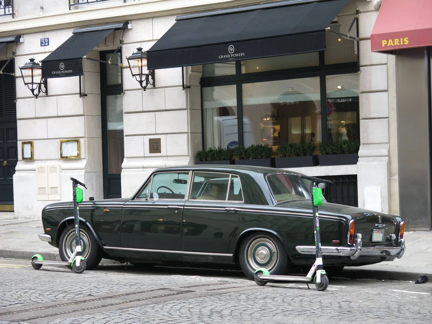 Elektritõukerattad ja Rolls Royce Silver Shadow Pariisis.