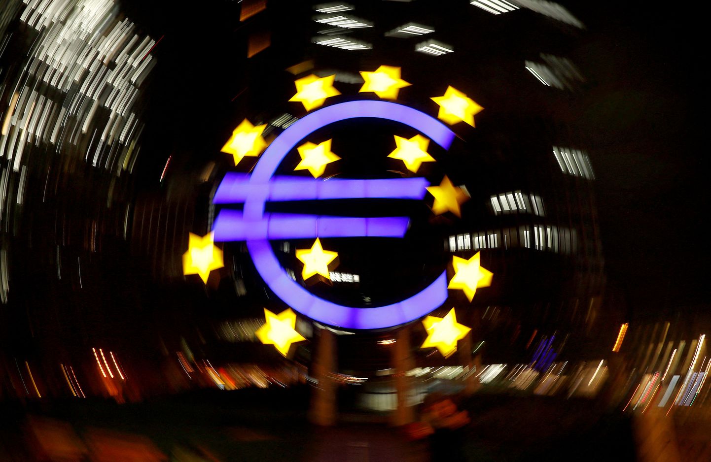 Логотип евро перед бывшей штаб-квартирой Европейского центрального банка во Франкфурте.