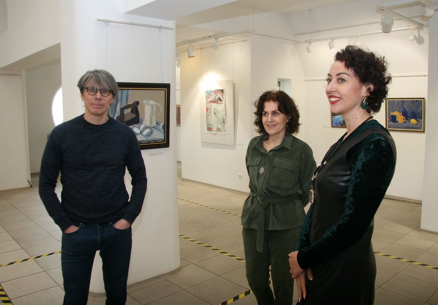 Юрий Хорев, Елена Беляева и Анастасия Паалонен пришли в зал, чтобы рассказать о выставке в прямой трансляции.