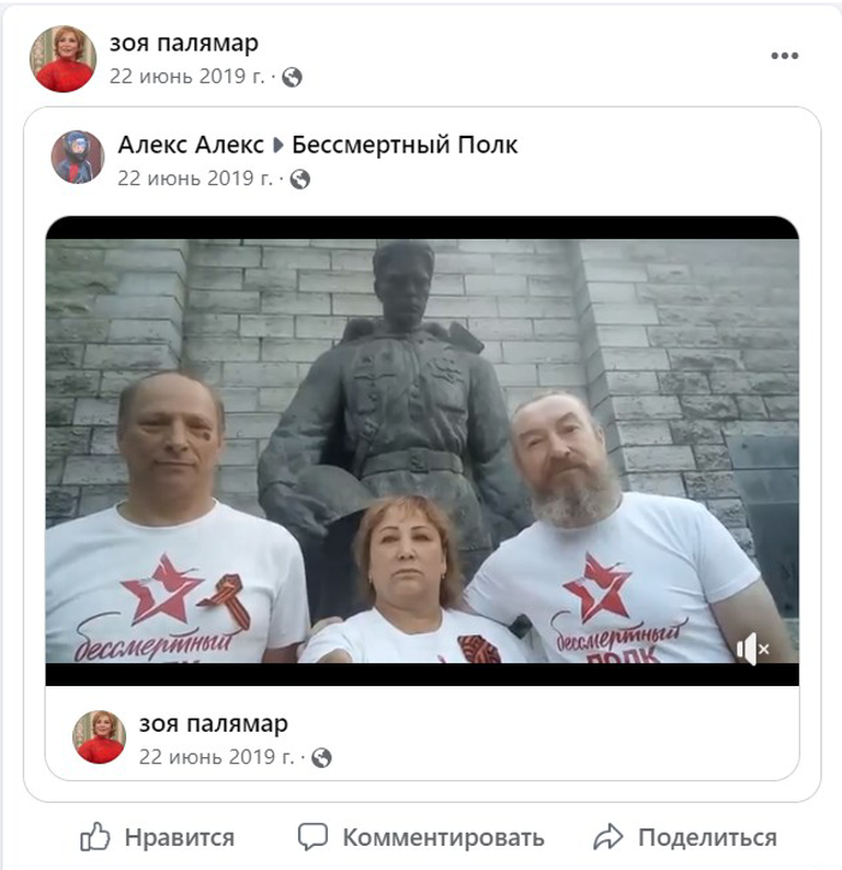 На снимке Палямар позирует перед бронзовым солдатом вместе с ранее высланными пропагандистами Сергеем Чаулиным (слева) и Алексеем Есаковым (справа). Чаулина выслали из страны в феврале этого года, Есакова - в мае прошлого года