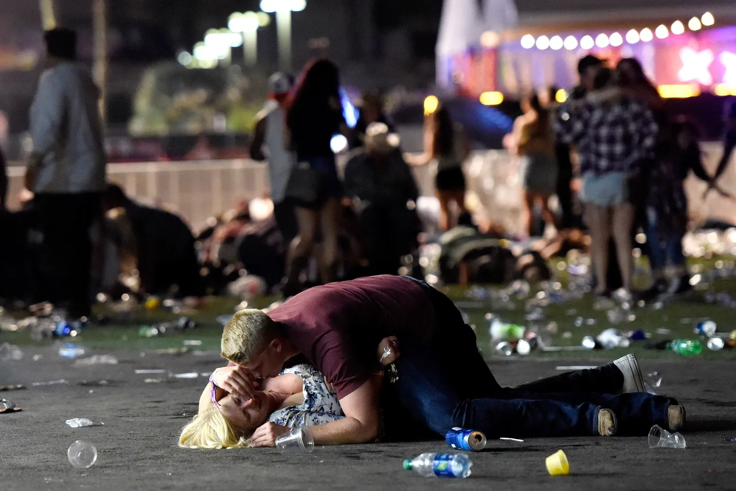 Mees Route 91 Harvest festivalialal toimunud tulistamise järel naist katmas.