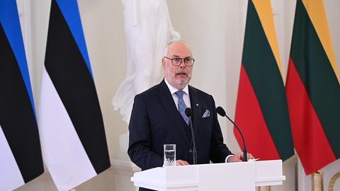 NUNNU KLÕPS ⟩ President Alar Karis jagas südamlikku pilti: järgmiste kohtumisteni, Kiti