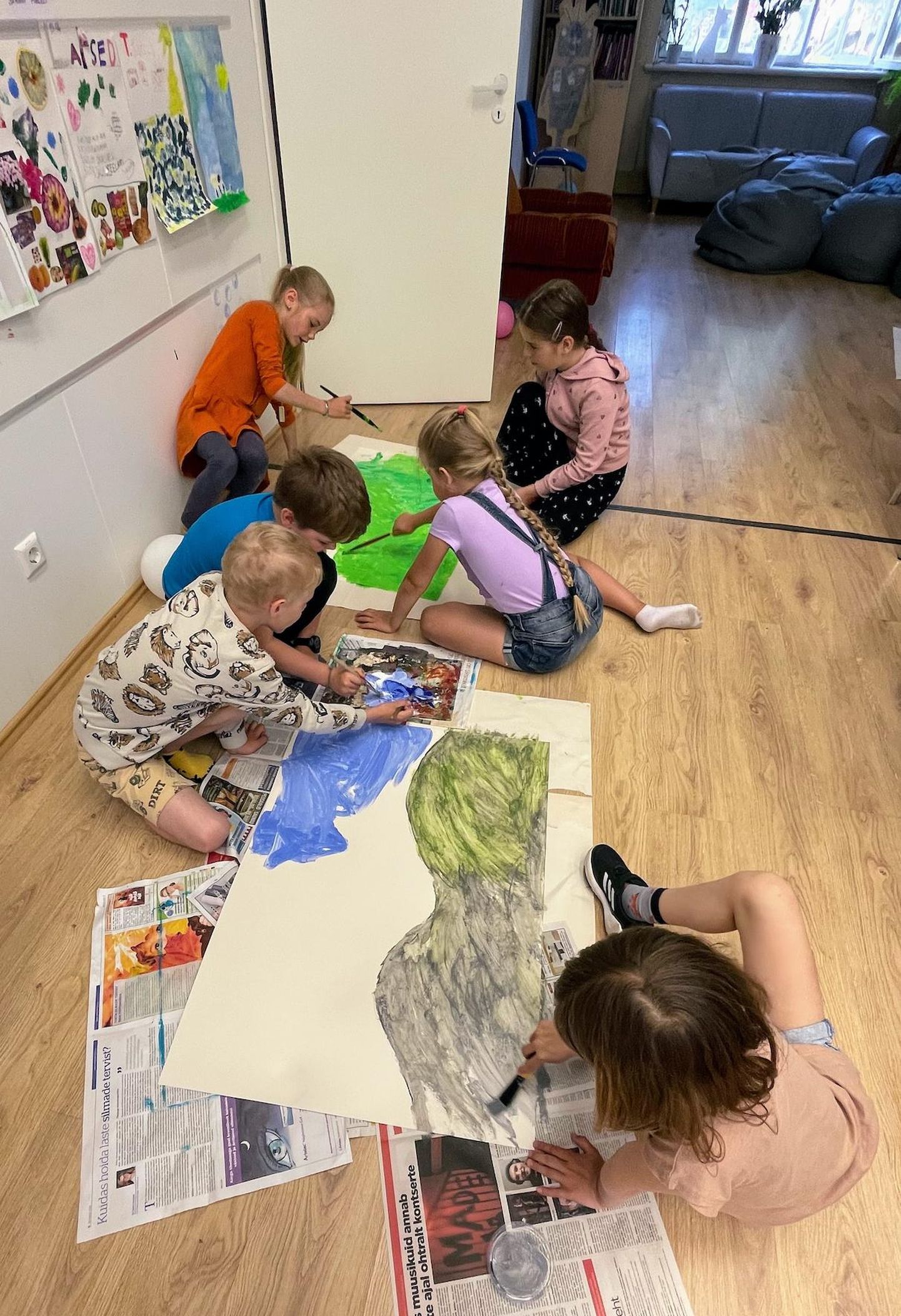 Viljandi kunstikooli laagris "Ajalehe kunsti saladused" proovisid lapsed ise ajalehte kujundada, koomiksit joonistada ja fotosid teha.