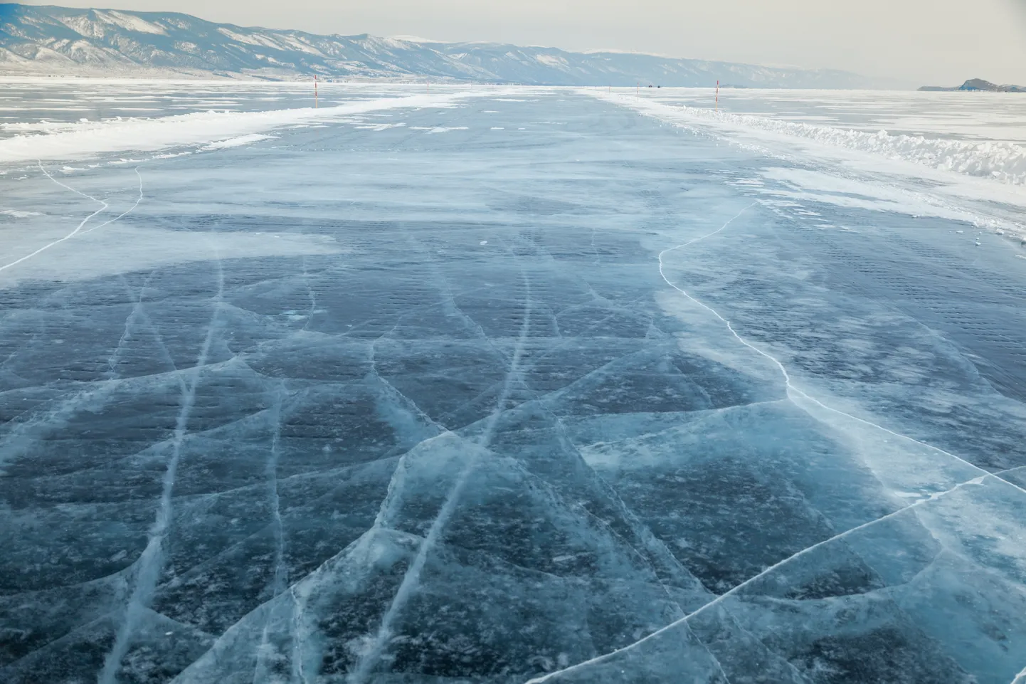 Jäätunud järv. PIlt on illustreeriv