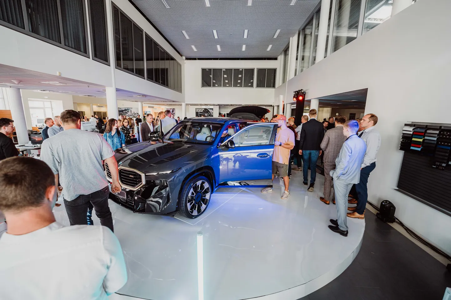 Auto välisdisainis annab tooni muuhulgas teistest BMW mudelitest eristuv esiosa.