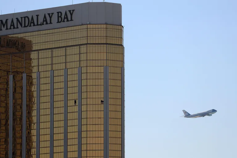 Mandalay Bay hotell, kust Stephen Paddock kantrimuusikafestivalil osalenute pihta tule avas