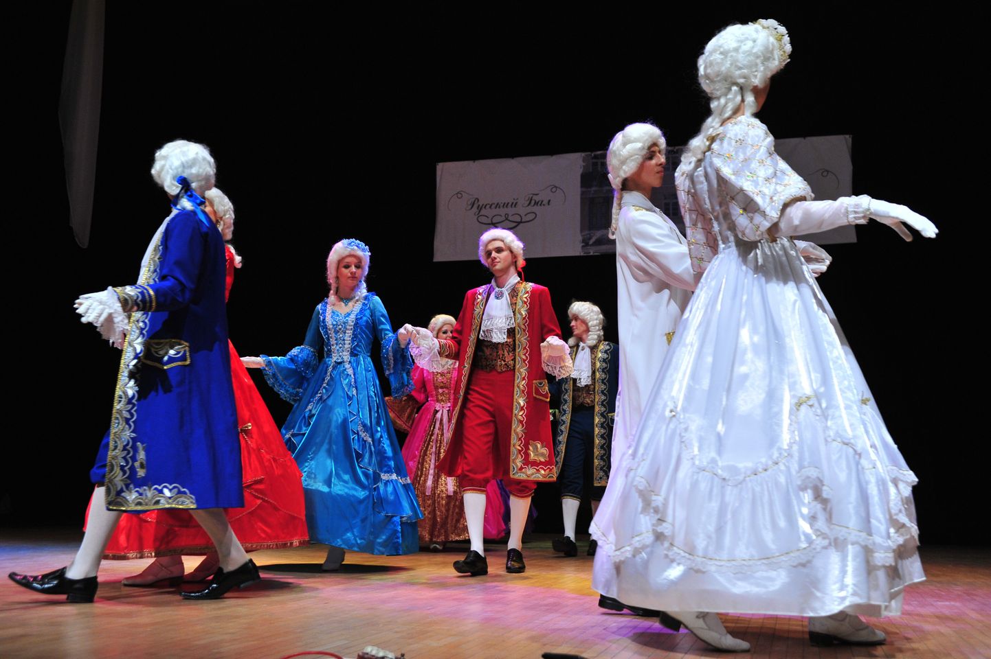 Tartu vene balli kavva on alati kuulunud vaatemängulised tantsud Peetri ajastu kostüümides.