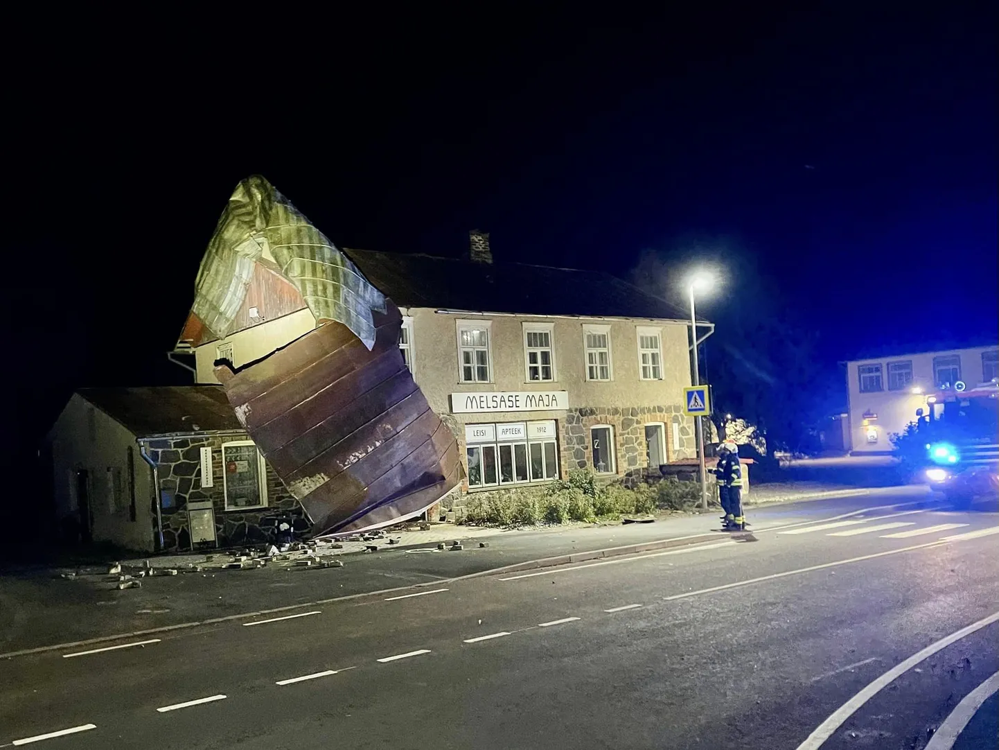 KATUS KUKKUS maja kõrvale maapinnale ja kannatada sai ka korsten.