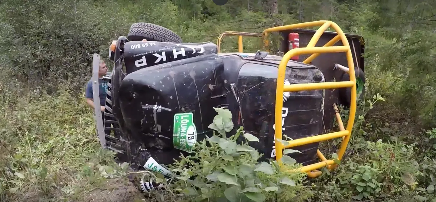 Enok/Ojaviir Gaz51 paiskus üle katuse Lõuna-Eesti Ralli seitsmendal kiiruskatsel.