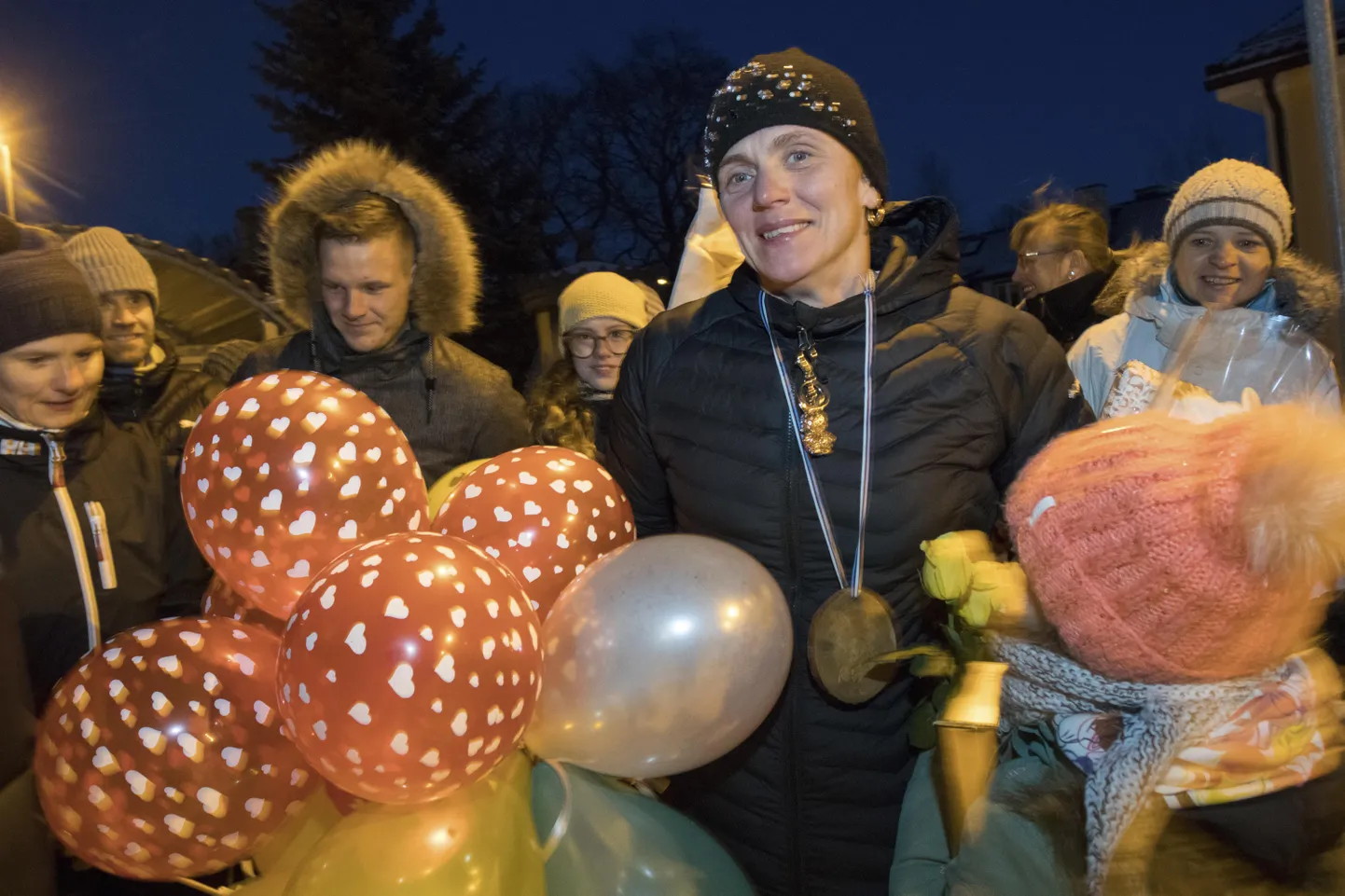 Reti Joandit tervitasid õhtul raudteejaamas treenigukaaslased ja sõbrad. Naise sõnul kaalus selline üllatus üle kõik rekordtulemusega korjatud emotsioonid.