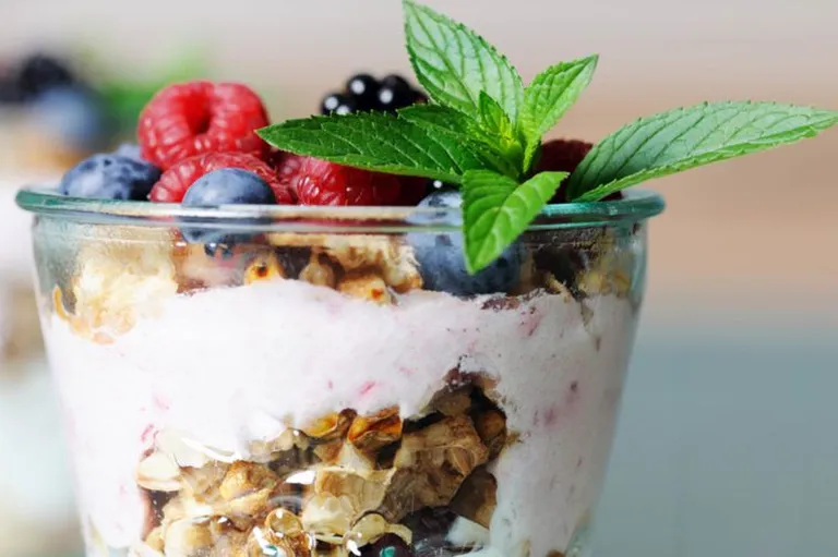 Jogurt müsli ja marjadega maitseb hea.