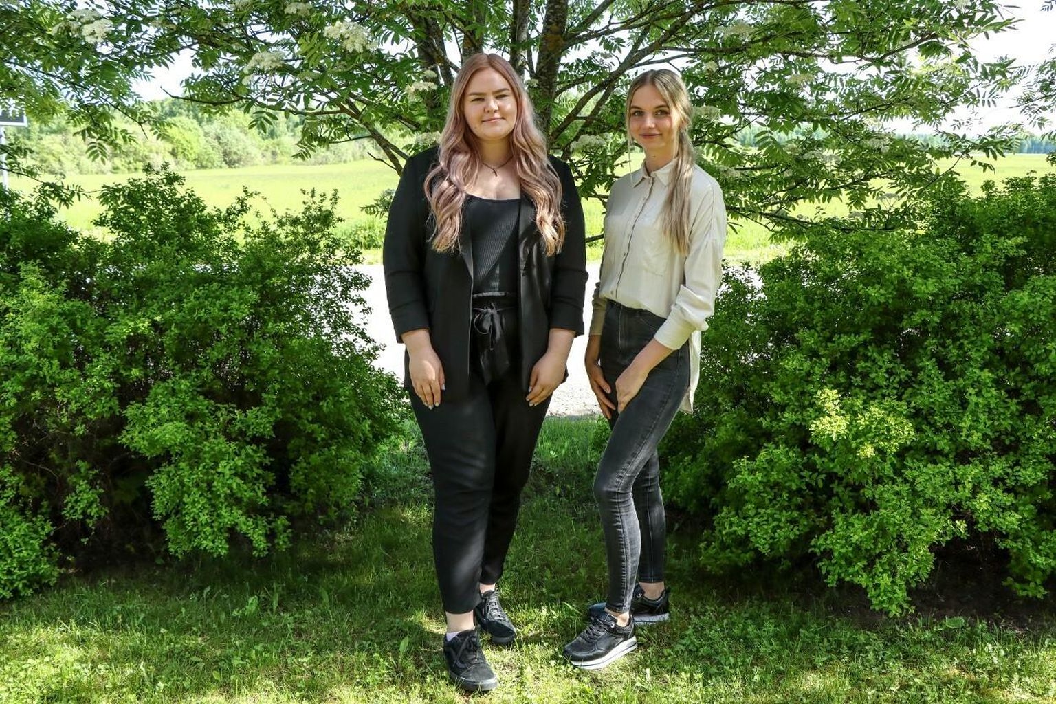 Keskkonnaspetsialist Eva-Mai Männiste (vasakul) ja dokumendihalduse spetsialist Alice Soe