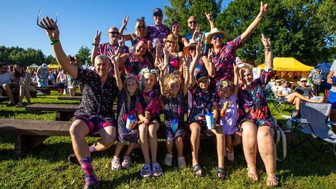 GALERII ⟩ Ostrova festival sai võimsa avapaugu – vaata, kes Setomaal stiiliga silma paistsid ja mis esimesel õhtul toimus