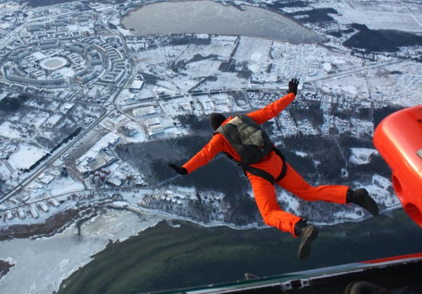 Kaitseliidu langevarjuinstruktorite talvine hüpe merre.