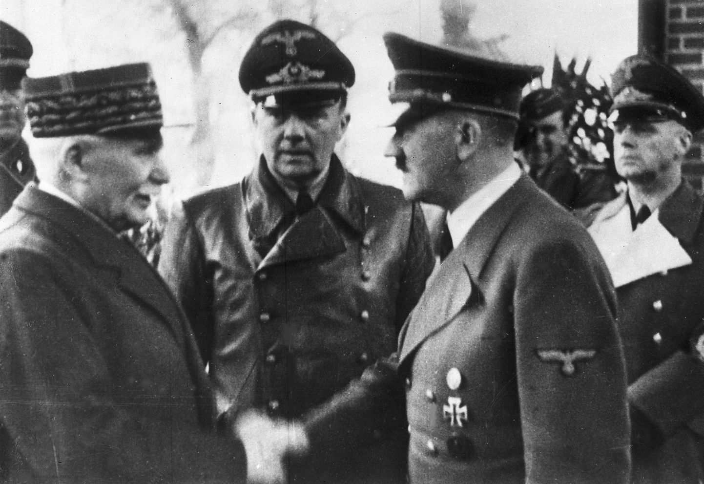 Vichy Prantsusmaa liider marssal Philippe Petain kätlemas Adolf Hitleriga.
