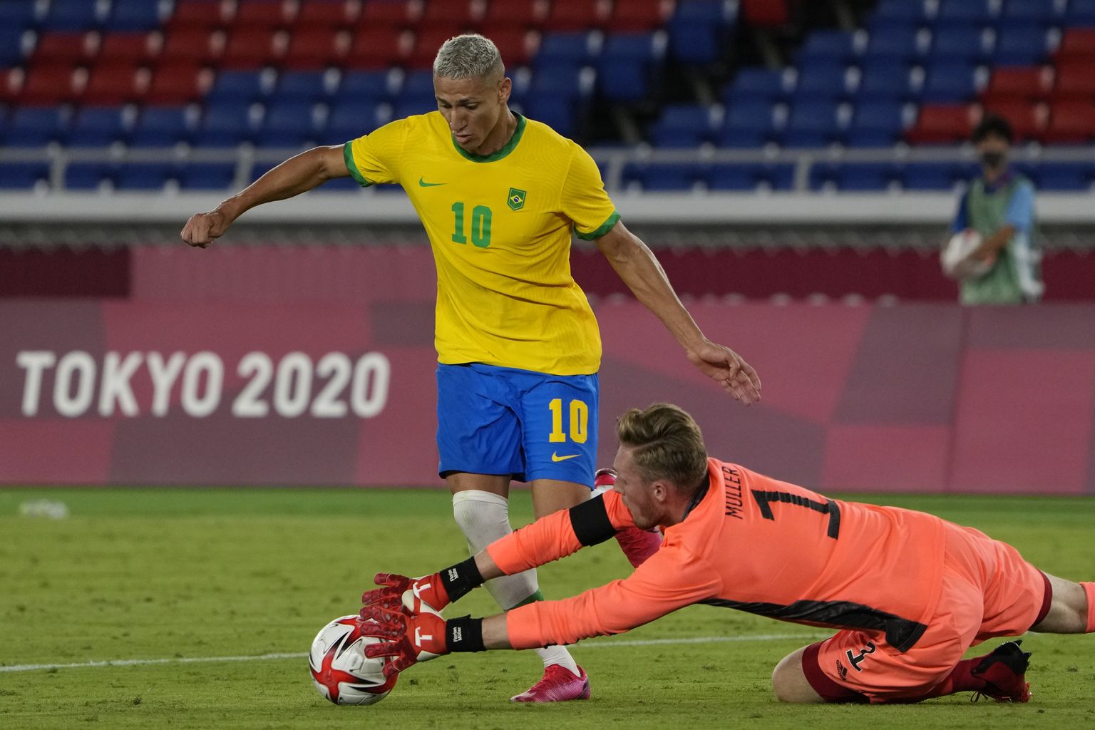 Brasiilia ründaja Riharlison üritab Saksamaa vutikoondise väravavahti Florian Müllerit üle mängida.