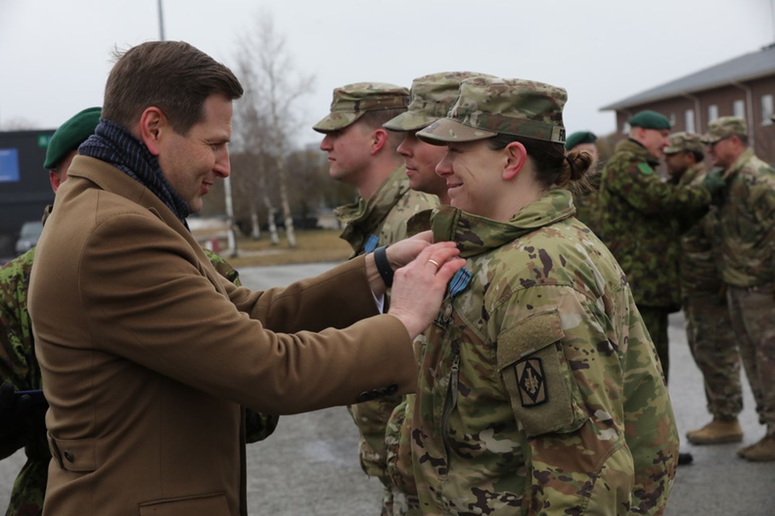 Kaitseminister Hanno Pevkur tunnustas USA HIMARSi üksust missioonimedalitega.