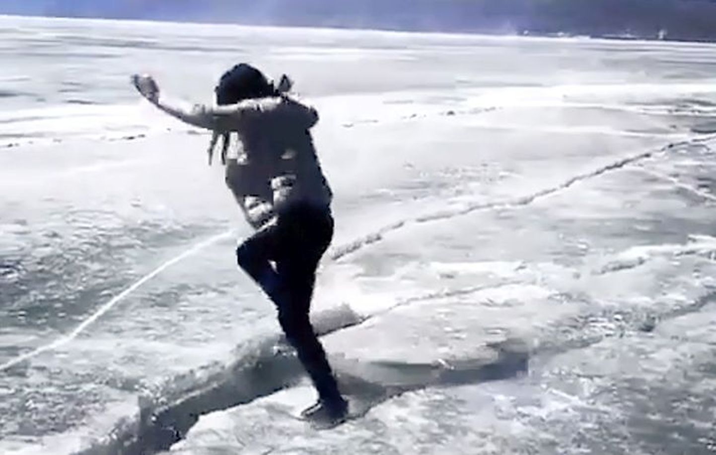 Naine Baikali järve jääl hüppamas