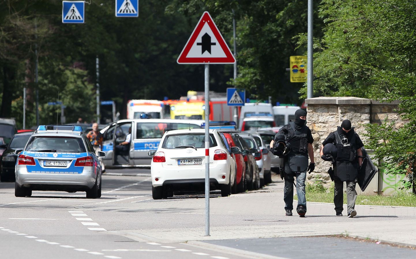 Saksa politsei hoone juures, kus relvastatud mees võttis mitu inimest pantvangi.