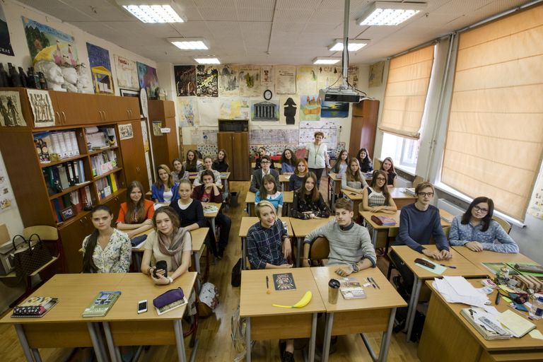 Тамара Эйдельман со своими учениками в московской гимназии № 1567, Москва, Россия, 23 сентября 2015 года.