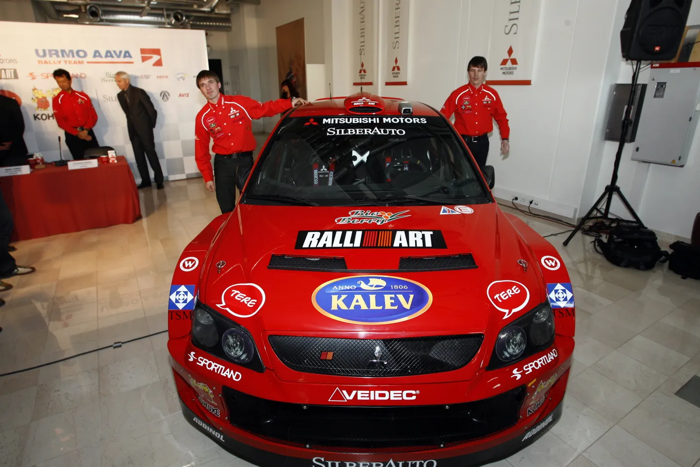 Kuldar Sikk (vasakul) ja Urmo Aava 2007. aastal Mitsubishi ralliautoga.
