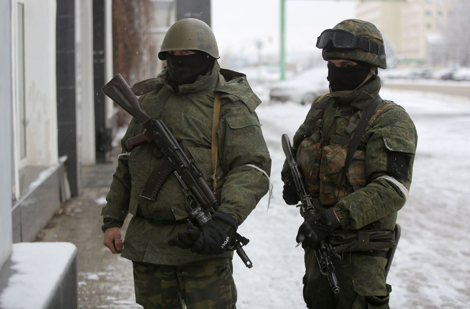 Relvastatud mehed eile Luganski linnas.