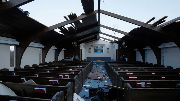 Торнадо разрушило баптистскую церковь.