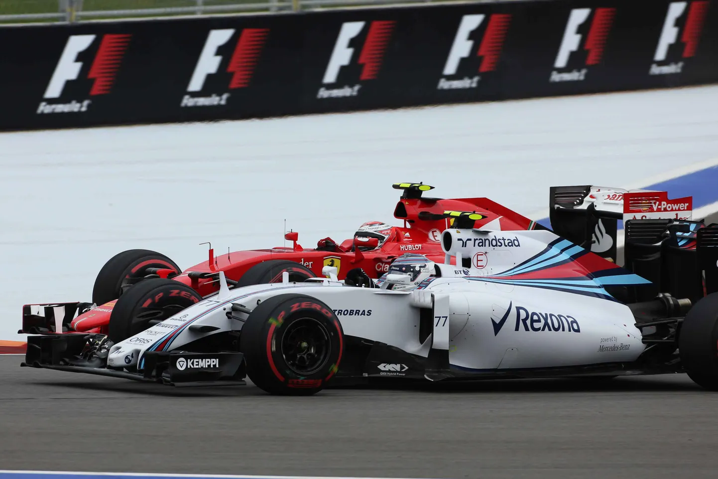 Kimi Räikköneni uljas manööver röövis Valtteri Bottaselt (esiplaanil) poodiumikoha.