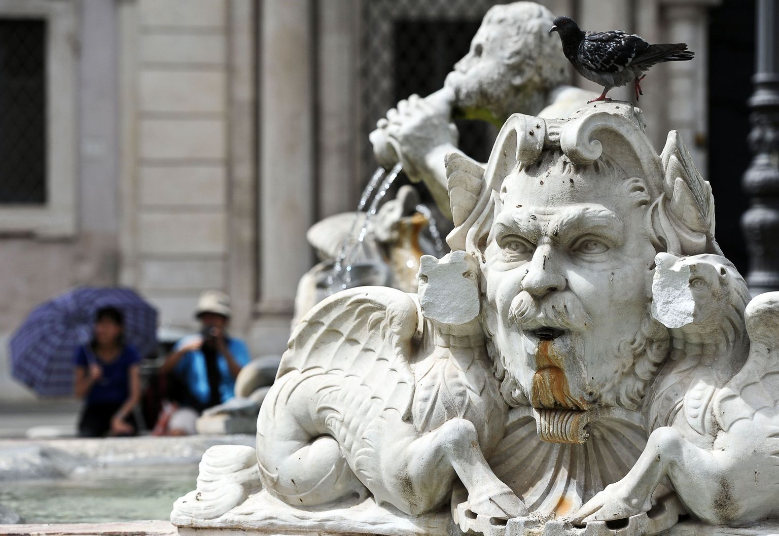Pildil vandaalide tekitatud kahjustused Roomas asuval Fontana del Moro purskkaevul.