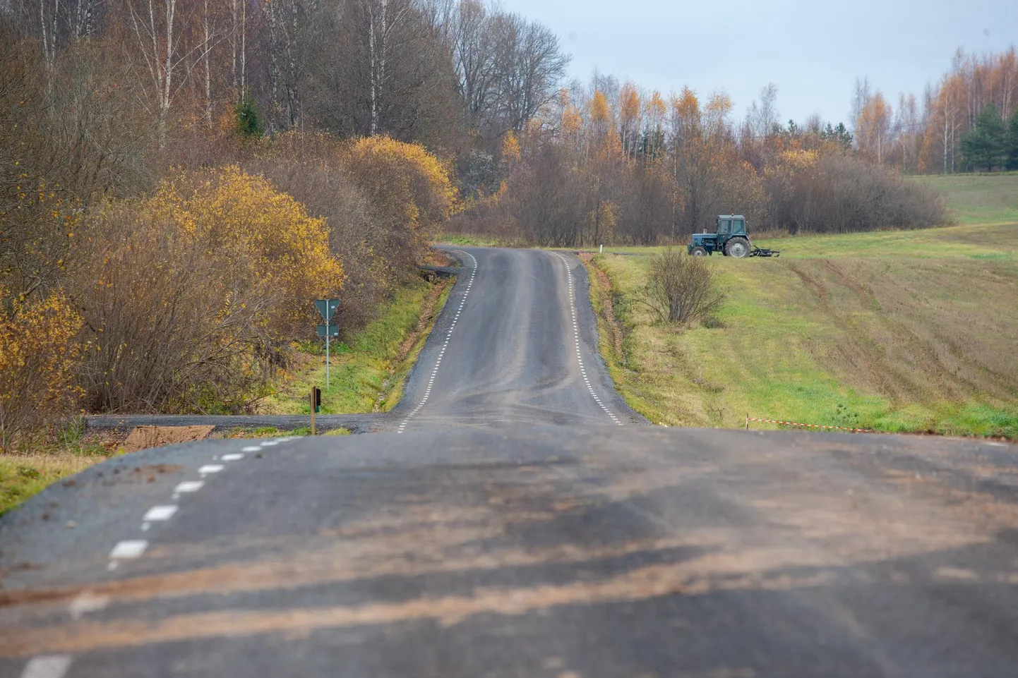 Veoki koormast teele kukkunud muld sulges ühe sõidusuuna. Pilt on illustratiivne.