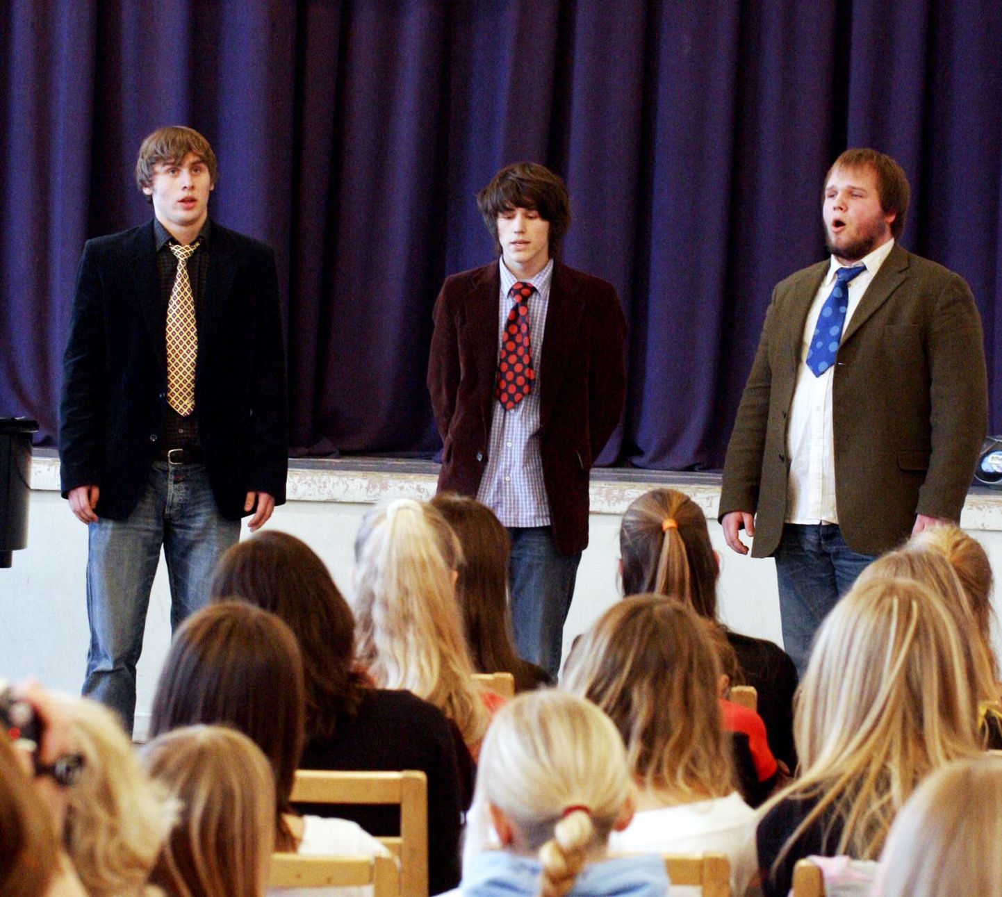 Veebruaris võitsid Türi gümnaasiumi noormehed Jürgen Villem (vasakult), Kuldar Schüts ja Mikk Dede Paide gümnaasiumis Järvamaa koolinoorte vokaalansamblite ülevaatuse.