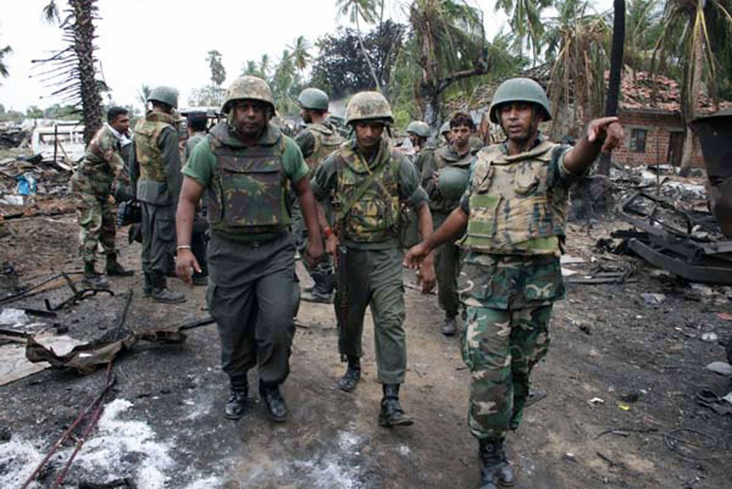 Sri Lanka valitsusvägede esindajad uurivad sõjatsooni Mullaittivu lähistel.