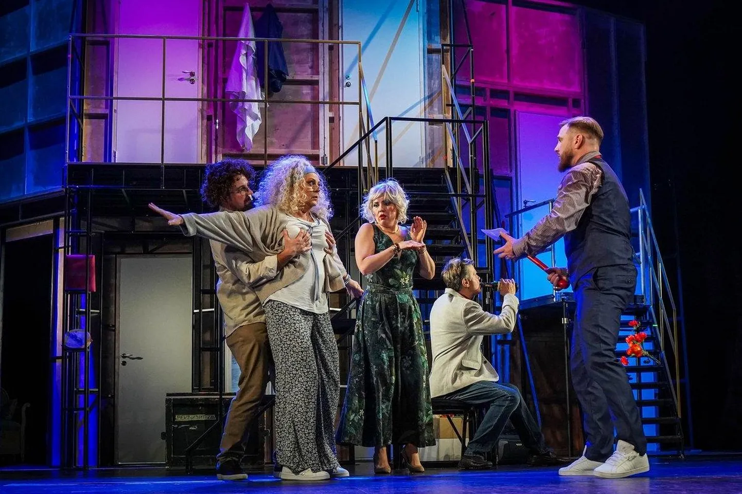 Vene Teatri lavastus «Lavalised segadused» on puhastverd teatrikomöödia, vallatu mäng mängus.