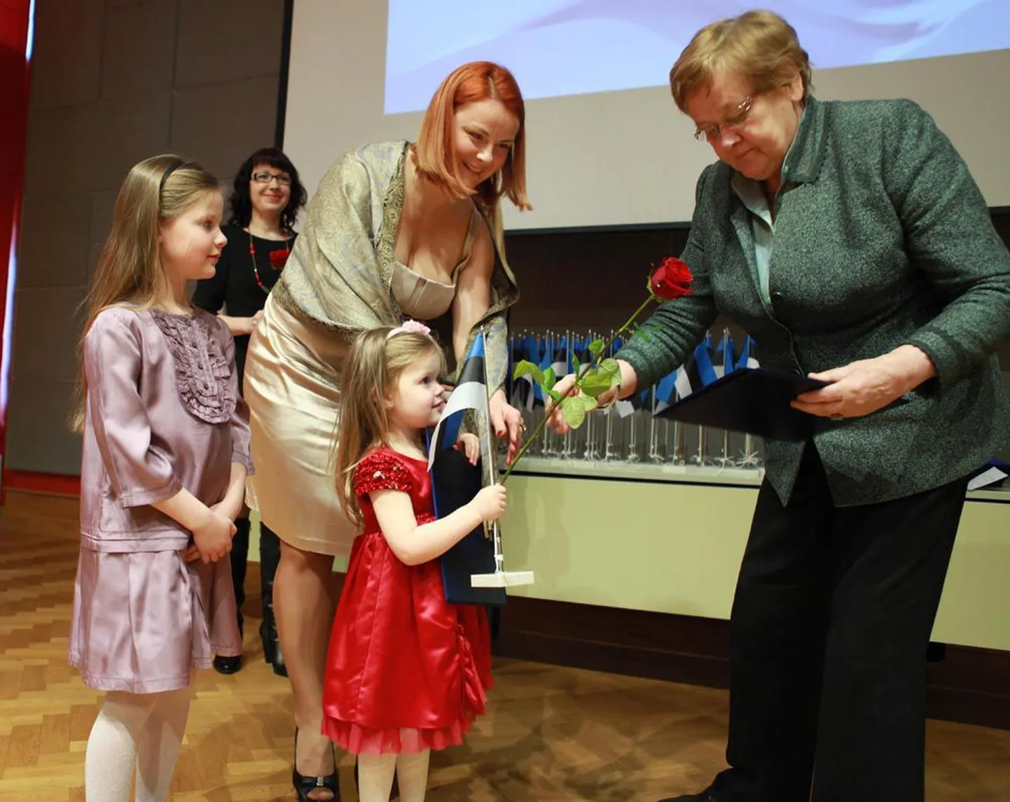 Eile andis riigikogu esimees Ene Ergma uutele Eesti kodanikele pidulikult üle kodakondsustunnistuse. Teiste seas said selle Jelena Mandych tütarde Arina ja Ilonaga.