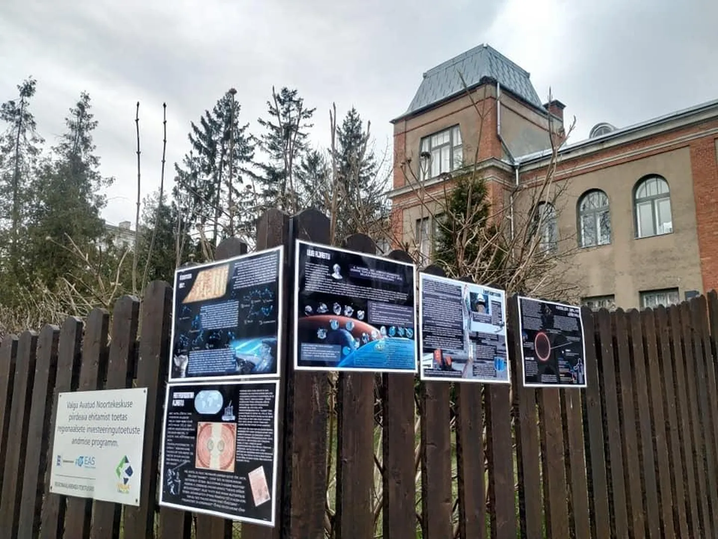 Plakatid Valga noortekeskuse juures