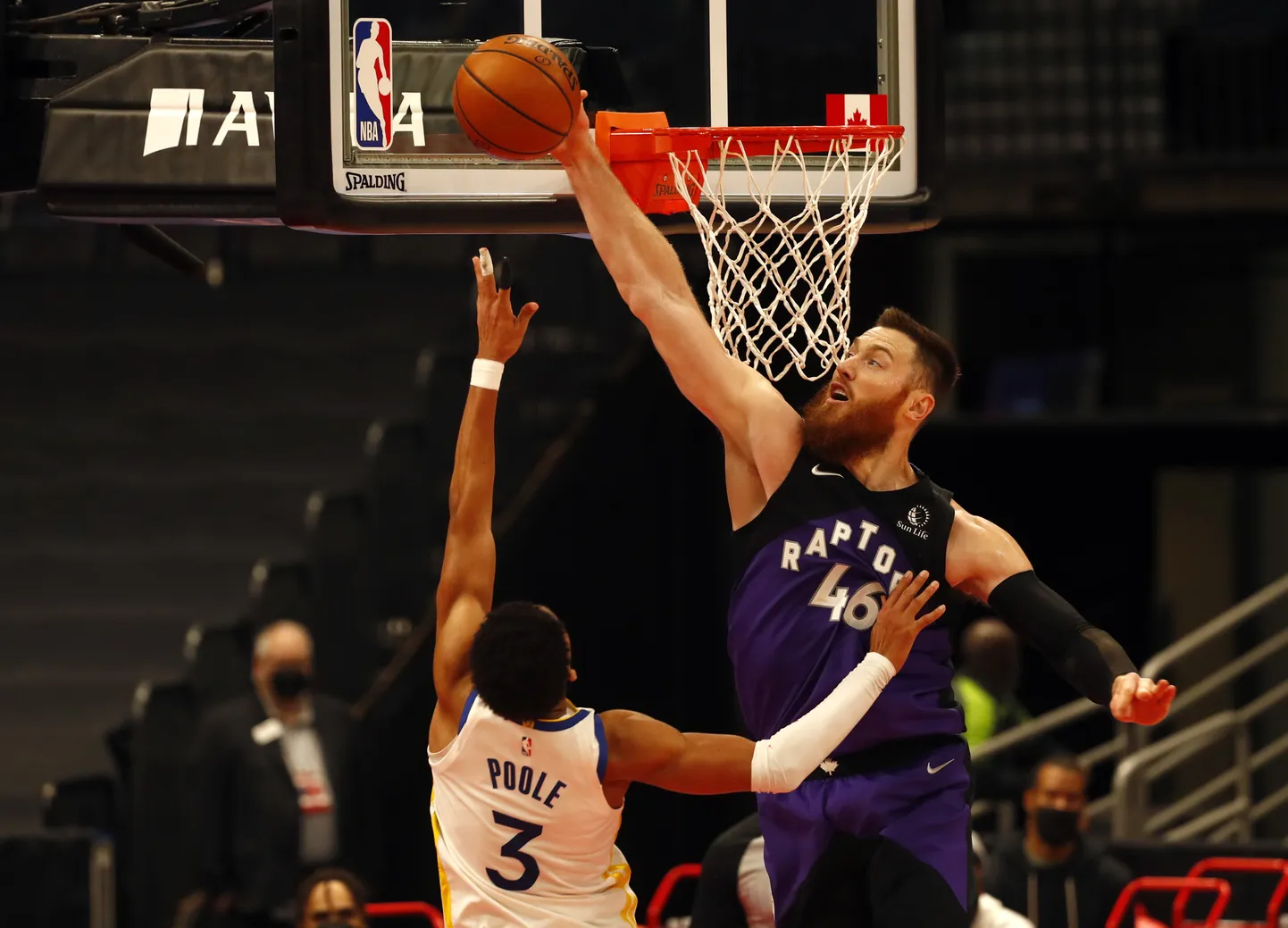 Raptors (tumedas) lõi Warriorsi maa alla.