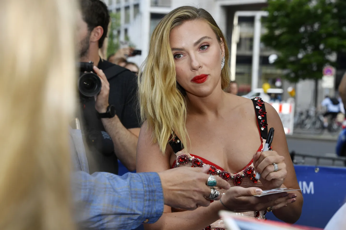 Scarlett Johansson leiab, et kuni ei võeta vastu tugevamaid seadusi tehisaru kasutamise vastu, riskib maailm reaalsustaju kaotamisega.